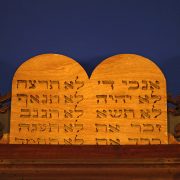 Die Gesetzestafeln mit den zehn Geboten am Toraschrein in der Leipziger Gemeindesynagoge