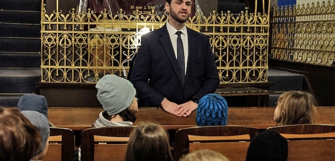 Rabbiner Zsolt Balla bei einer Synagogenführung